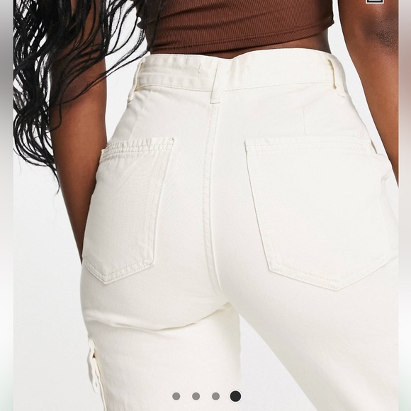 Stradivarius cargos in white. The fit of these is amazing!! size US 2 - Picture 2 of 3